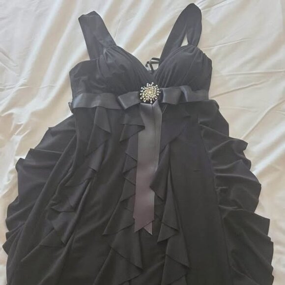 Beautiful black dress with nice touch of sparkle in the middle! - Picture 1 of 3